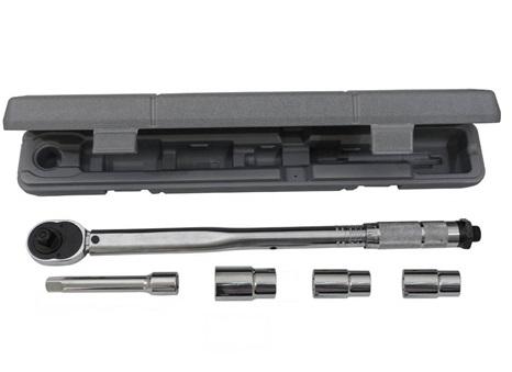 Cheie dinamometrică pentru roți PETEX 44710000PX, interval de strângere 40-210 Nm, cu extensie de 12.5 cm și set de 3 chei tubulare de 17 mm, 19 mm și 21 mm.