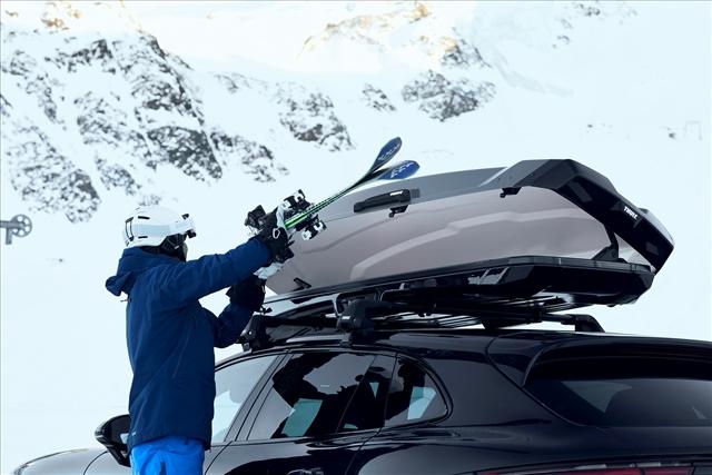 Cutie portbagaj auto THULE Vector Alpine 380L, capacitate 75 kg, dimensiuni 204.5 x 78 x 28 cm, sistem montare PowerClick, finisaj negru metalic