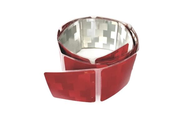 Bandă reflectorizantă roșie Avery Dennison CB0170001, 50 m x 50 mm, segmentată, pentru suprafețe flexibile