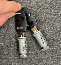 Set de 2 Butuci și 2 Chei pentru Cutii de Portbagaj Modula MOKFER00247