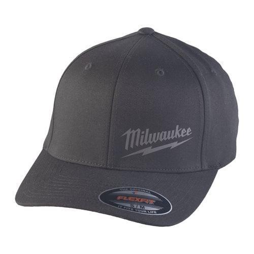 Șapcă roșie Milwaukee BCS cu protecție UV UPF50+ și bandă elastică pentru o potrivire perfectă, mărimea L/XL