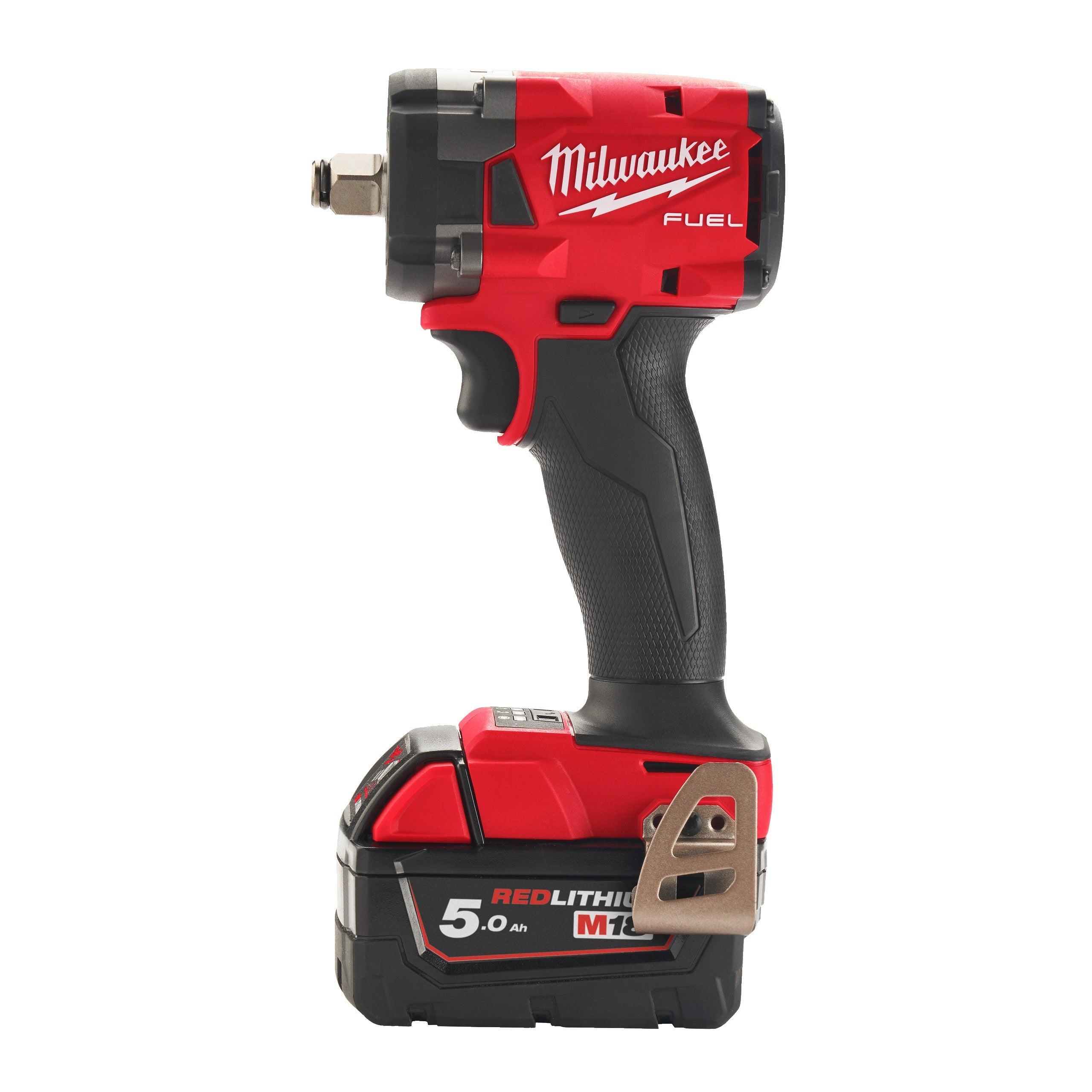 Cheie de impact Milwaukee 1/2″ 339Nm 18V M18 FUEL™ M18FIW2F12-502X cu inel de fixare, cod 4933478444, include 2 x acumulatori M18 B5, încărcător M12-18 FC și cutie de transport HD